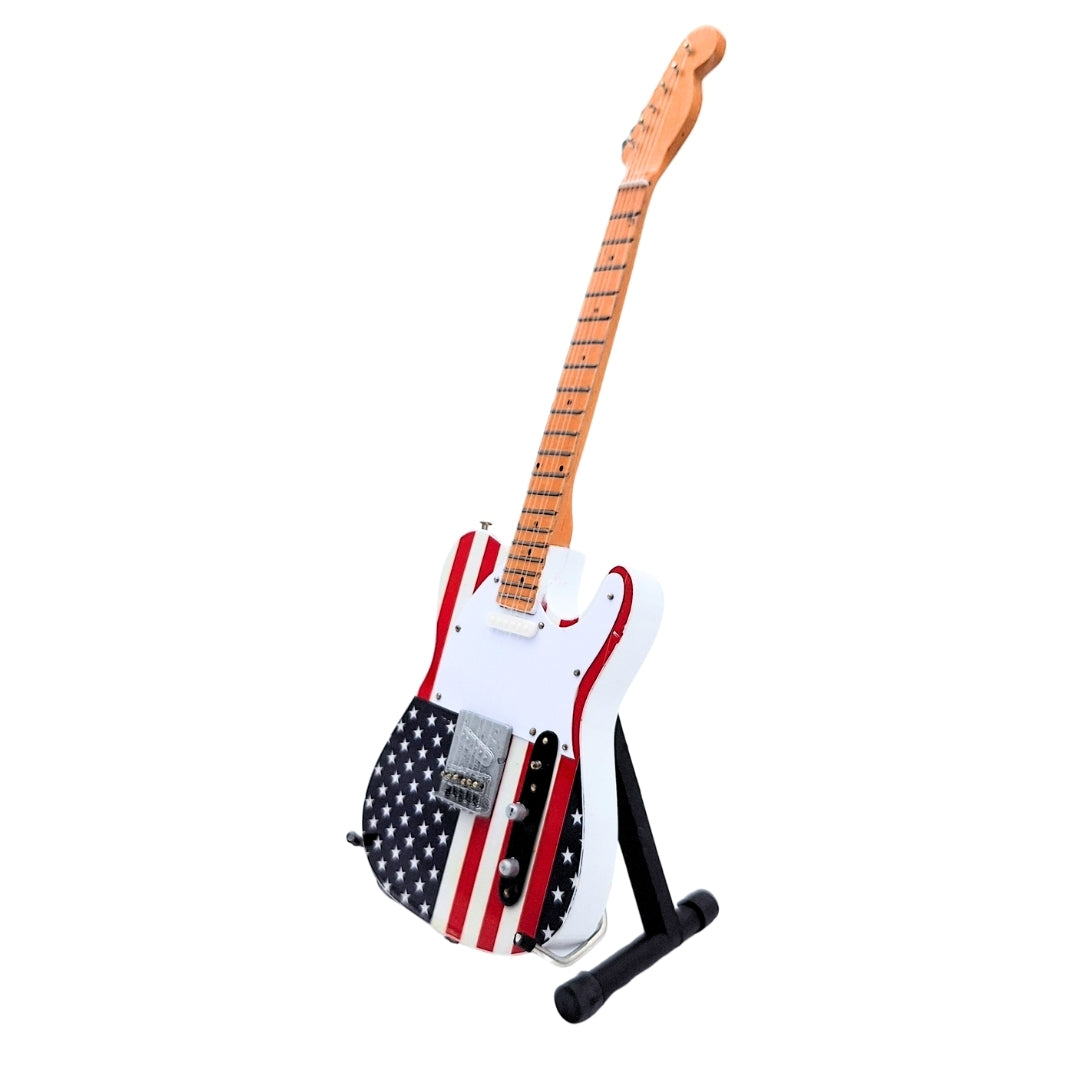 Mini chitară de colecție MGT-2639 în stil Bruce Springsteen, cu posibilitate de personalizare prin gravură, realizată manual din mahon, cadou ideal pentru un fan al muzicii, înălțime 27,5 cm