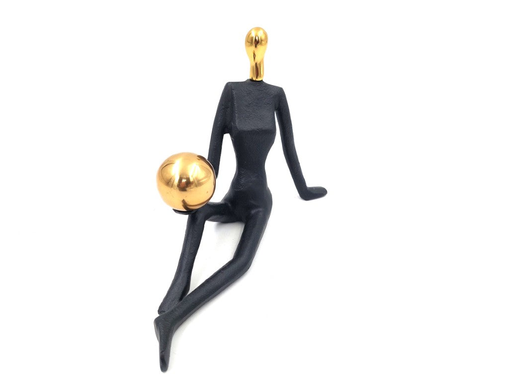 Figurină decorativă Femeie gimnastă cu minge, gravură personalizată, înălțime 15cm, neagră și aurie, cadou ideal pentru orice ocazie