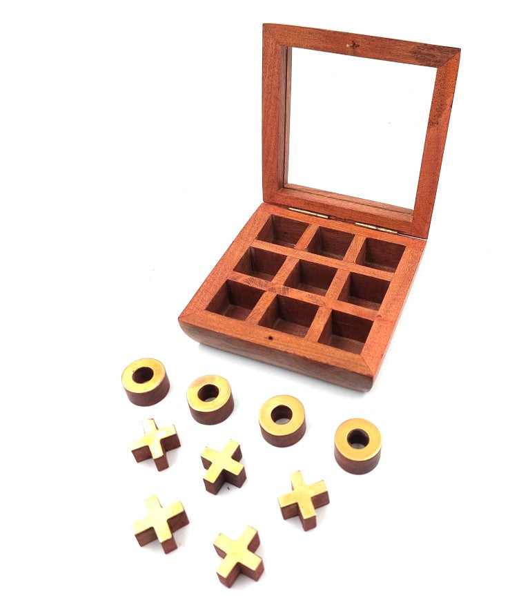 X și 0 în cutie cu capac din sticlă G1044Z cu posibilitate de personalizare prin gravură, joc strategic elegant cu piese din lemn și ornamente din alamă, ideal ca dar pentru profesori și directori, dimensiunile cutiei 10 x 10 cm