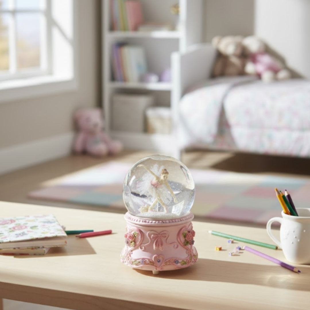 Balerină dansatoare în glob de sticlă 15cm cu gravură personalizată - cutie muzicală elegantă cu bază pastelată și melodia Lacul Lebedelor