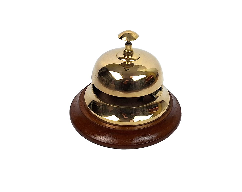 Gong hotelier din alamă pe bază din lemn TB27/4, cu posibilitate de personalizare prin gravură, cadou elegant în culorile auriu și maro, înălțime 11 cm, diametru 12 cm