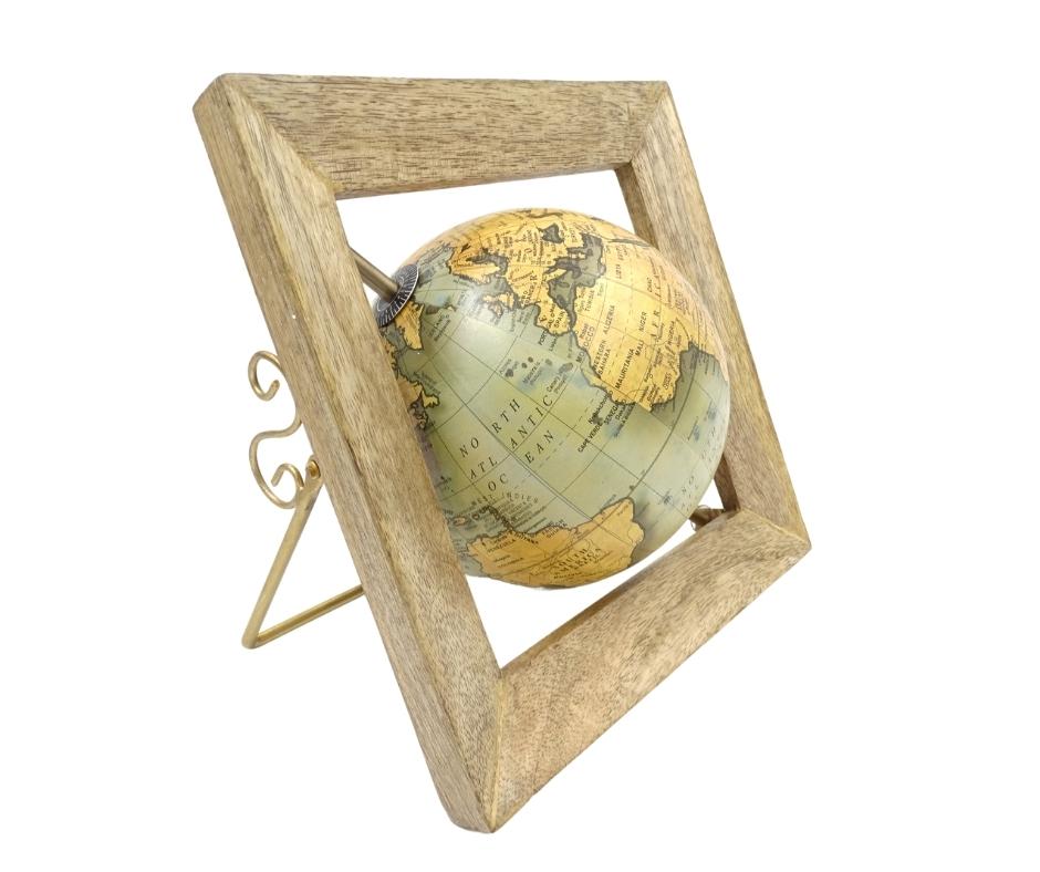 Glob decorativ GLB-40 în ramă din lemn, cu posibilitate de personalizare prin gravură, hartă albastru-galbenă, diametru 15 cm