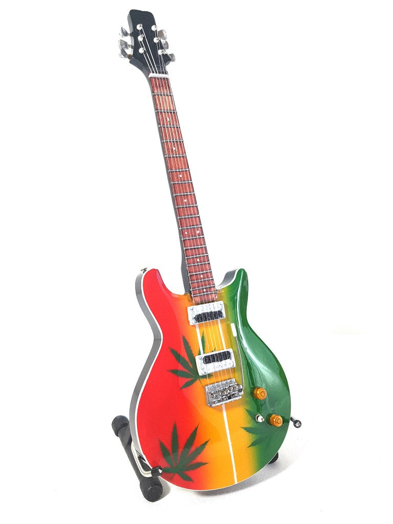 Mini chitară Bob Marley Tribute Ganja MGT-0468 cu posibilitate de personalizare prin gravură, cadou ideal pentru fanii reggae, realizată manual din lemn de mahon, înălțime 27,5 cm, culoare galben, roșu, verde, alb