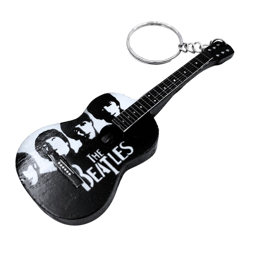 Breloc chitară The Beatles EGK-0894, cu posibilitate de personalizare prin gravură, din lemn în culorile alb, negru și maro, ideal ca dar pentru un fan al muzicii și chitarist