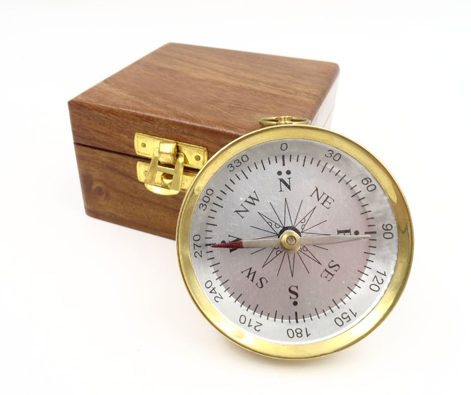 Busolă din alamă în cutie din lemn, cu posibilitate de personalizare prin gravură - cadou elegant pentru iubitorii de tematică marină, diametru 7,5 cm, înălțime 1,5 cm