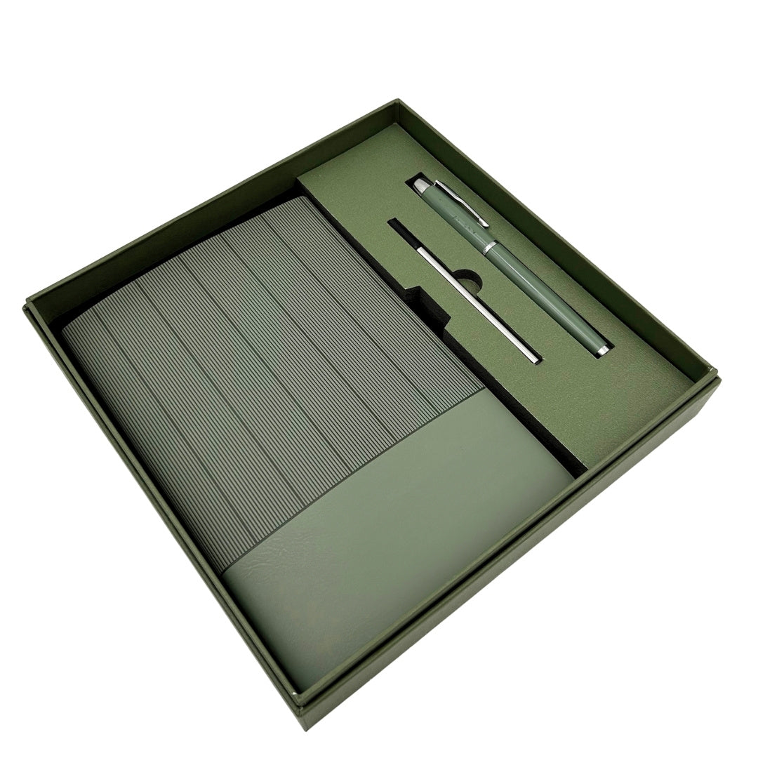 Set cadou elegant cu gravură personalizată - agendă A5 din piele verde măsliniu, cu stilou și rezervă suplimentară, în cutie cadou estetică