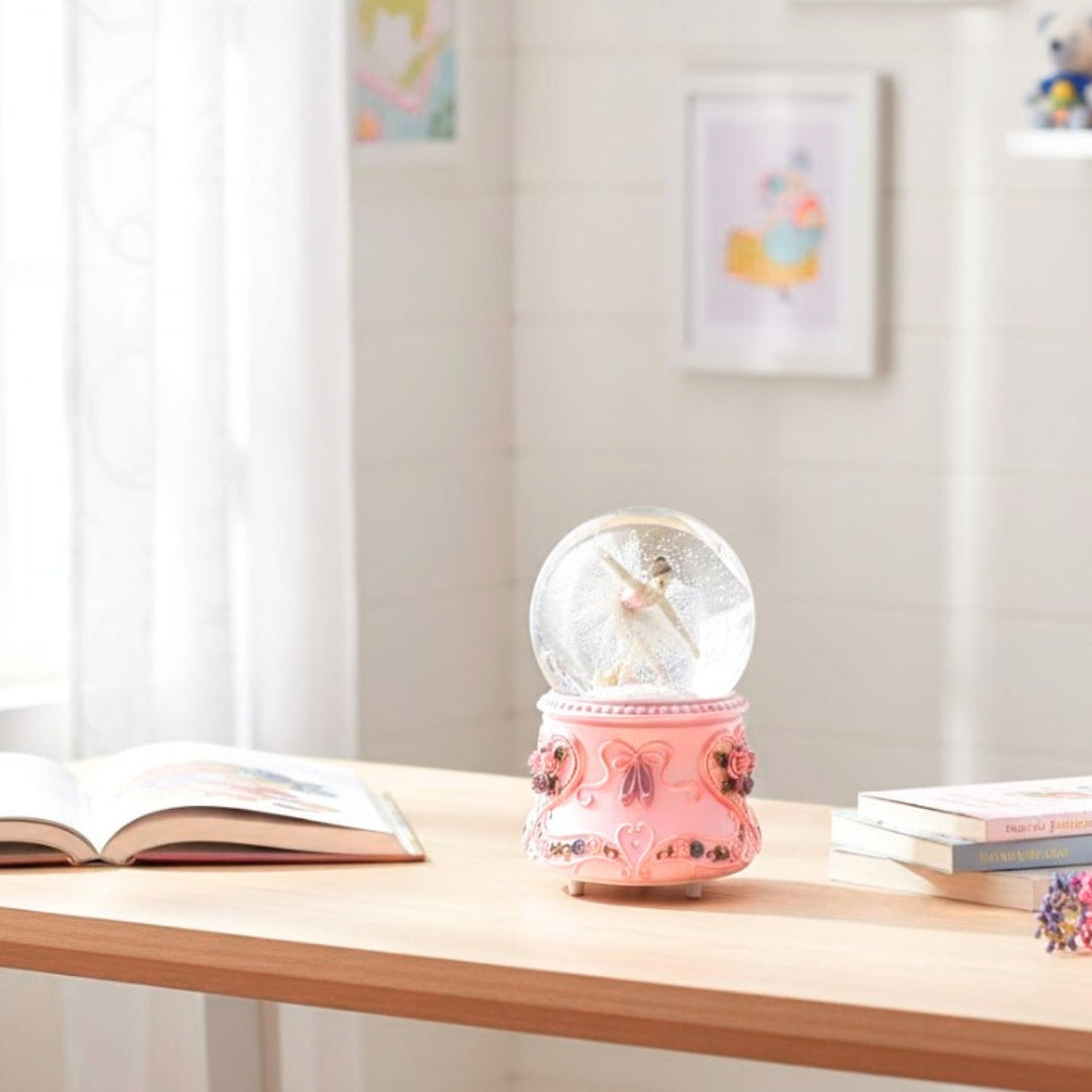 Balerină dansatoare în glob de sticlă 15cm cu gravură personalizată - cutie muzicală elegantă cu bază pastelată și melodia Lacul Lebedelor