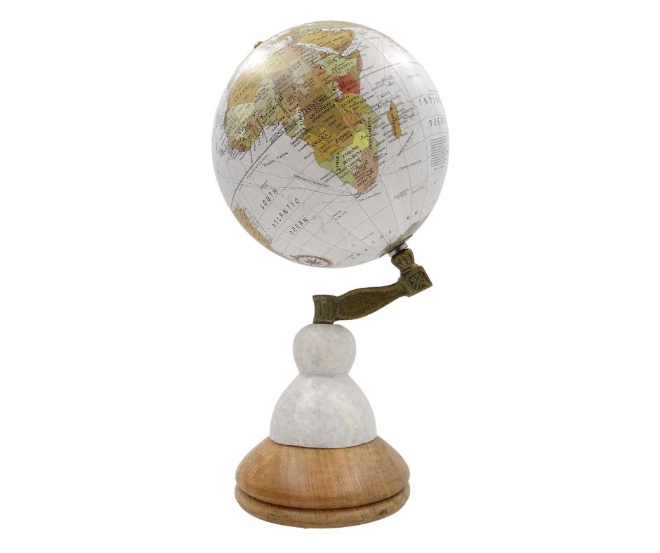 Glob decorativ Voyager pe bază din marmură și lemn, cu opțiune de personalizare prin gravură – cadou elegant pentru iubitorii de călătorii, înălțime 32 cm, diametru 15,5 cm, hartă albă cu continente colorate