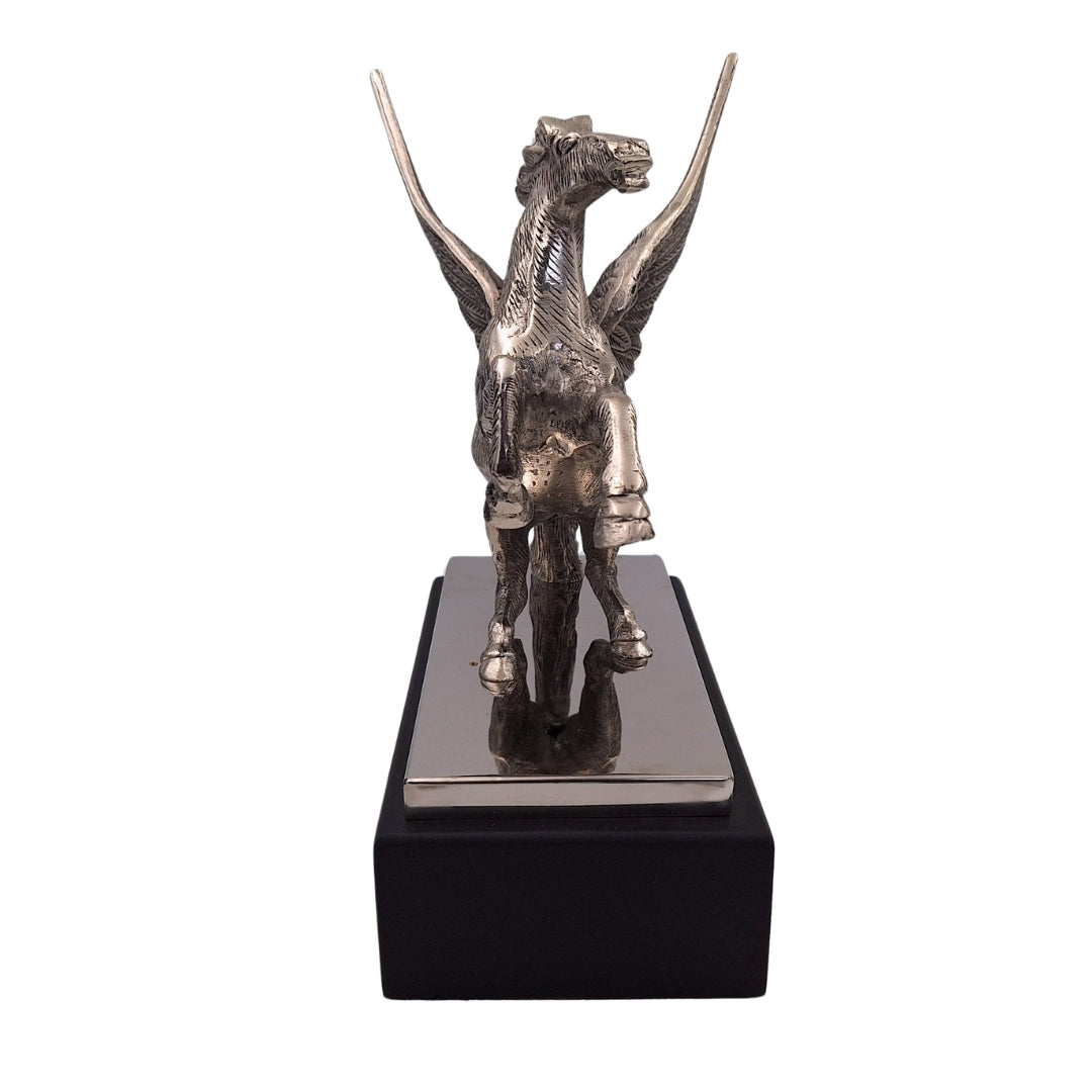 Figurină decorativă Pegas din aluminiu pe bază din oțel și lemn, gravură personalizată, cadou elegant pentru iubitorii mitologiei grecești, înălțime 36 cm, culoare argintie cu bază neagră