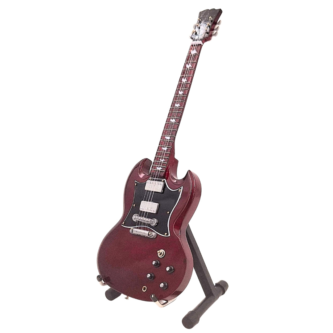 Mini chitară AC/DC Angus Young MGT-0567 cu posibilitate de personalizare prin gravură, ideală pentru cadou, realizată manual din lemn de mahon, maro, înălțime 27,5 cm