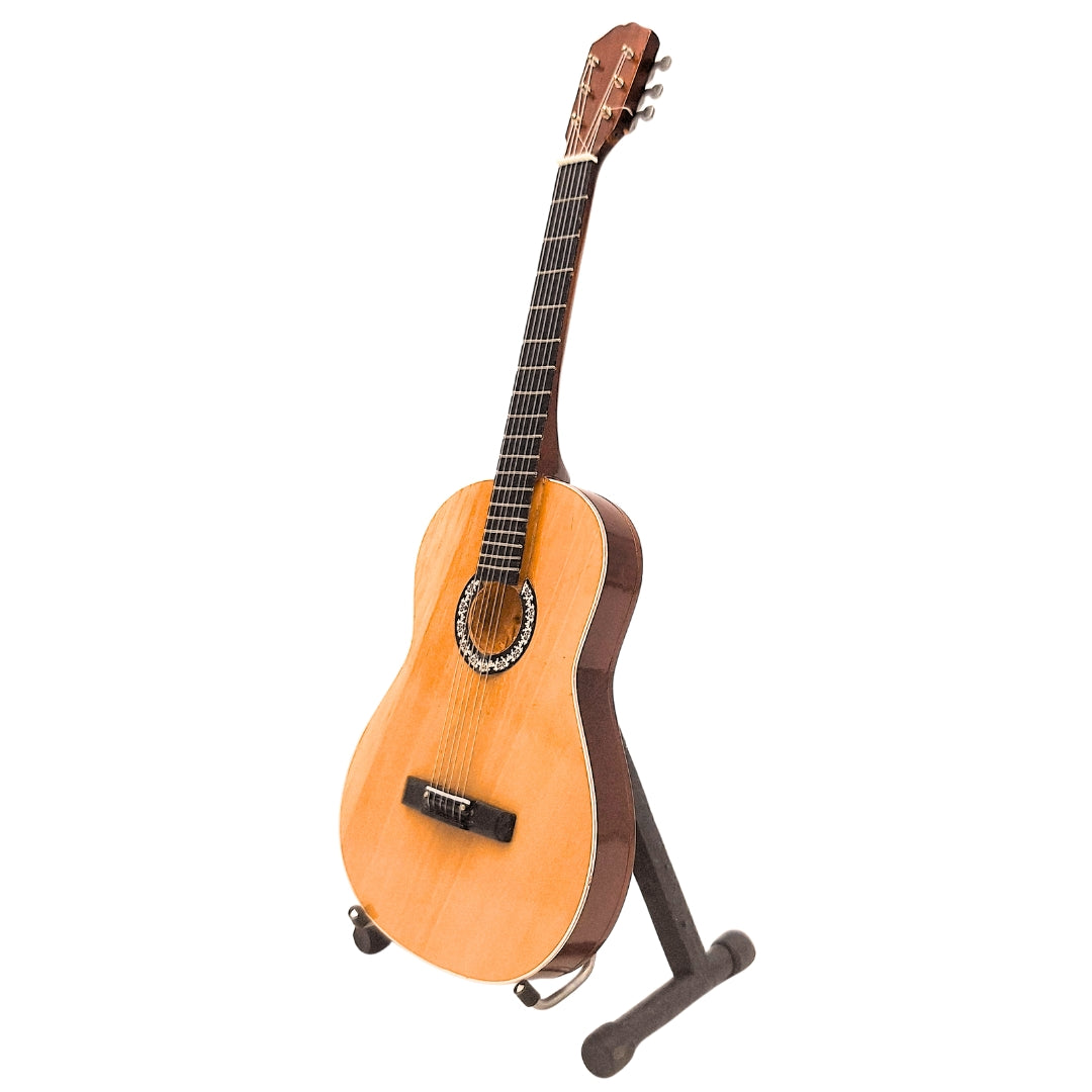 Mini chitară clasică cu gravură - decorațiune din lemn de mahon, 25 cm