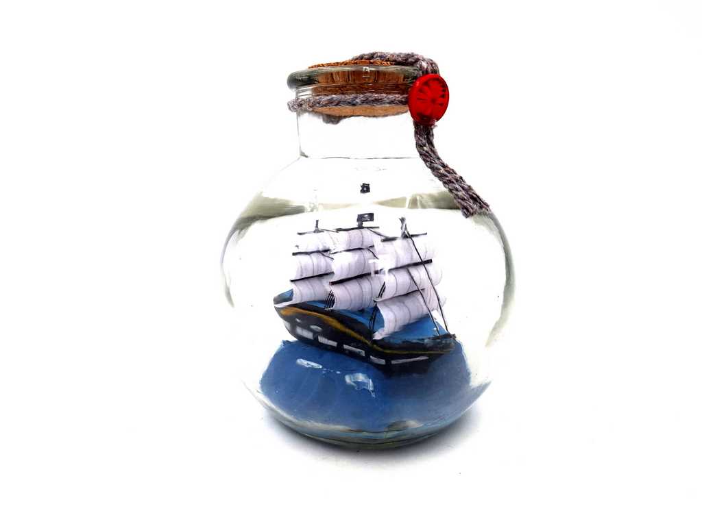 Velier miniatural în sticlă, cu posibilitate de personalizare prin gravură – decorațiune nautică clasică pentru cadou, 10 x 10 x 11 cm