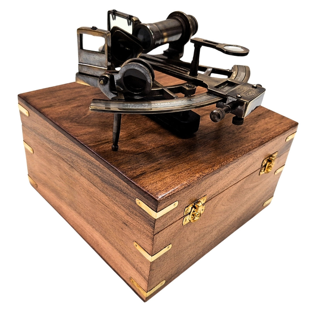 Sextant din alamă cu gravură, în cutie din lemn