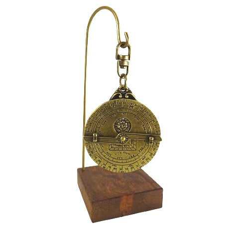 Astrolab miniatural H81 pe bază din lemn, cu posibilitate de personalizare prin gravură - element decorativ elegant, cadou pentru pasionații de astronomie, înălțime 13 cm, diametru 4,5 cm, execuție deosebită cu atenție la detalii