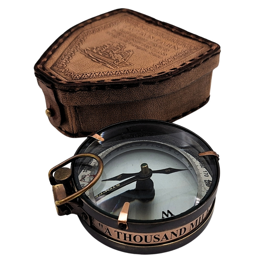 Busola drumețului cu gravură personalizată în etui din piele - gadget retro din alamă pentru cadou, 9,25 cm, cu inscripție inspirațională