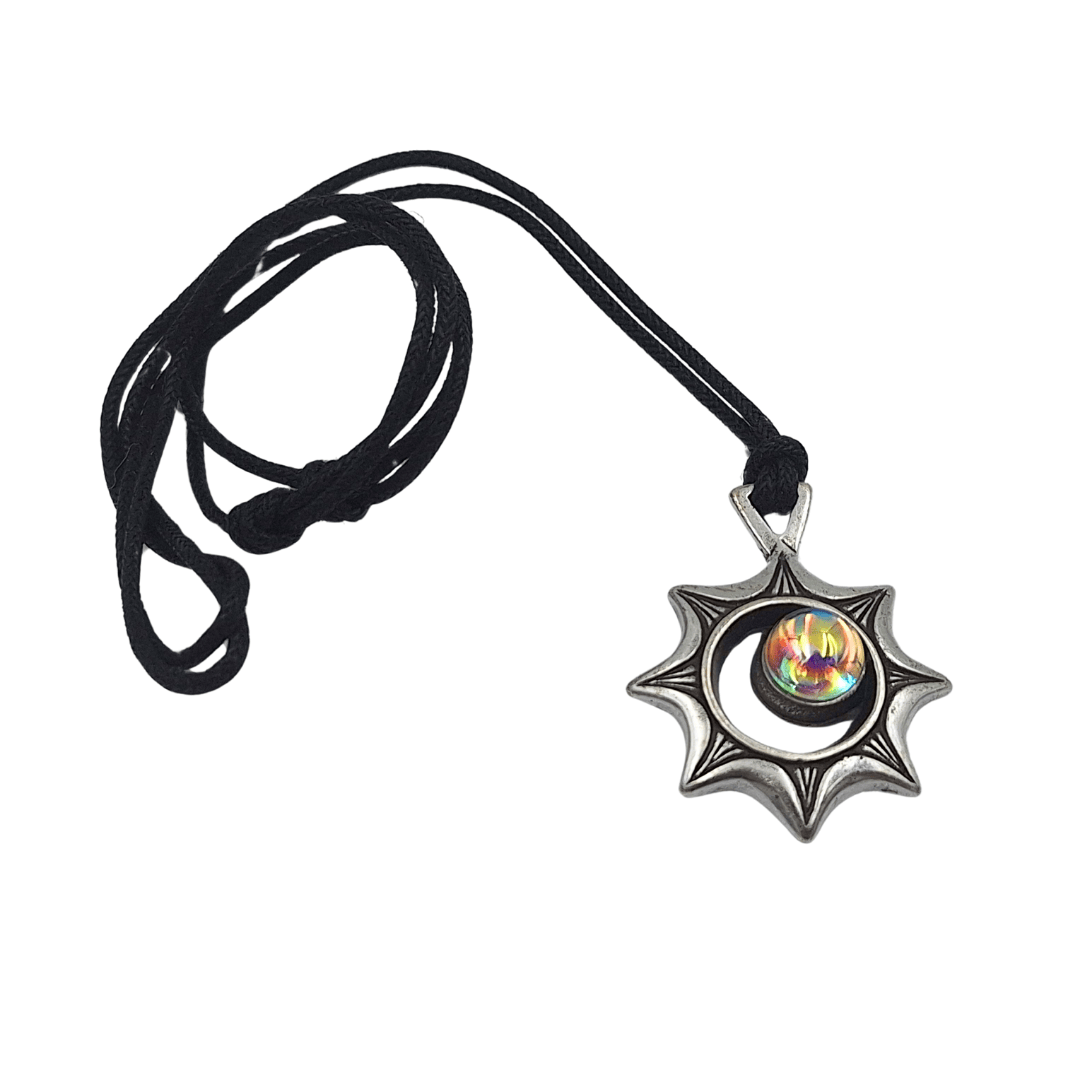 Colier Eclipsă de Soare cu gravură – Iluzie optică cu cristal ceh, cadou personalizat pentru călători, zamac de înaltă calitate, lungime reglabilă 45-62 cm