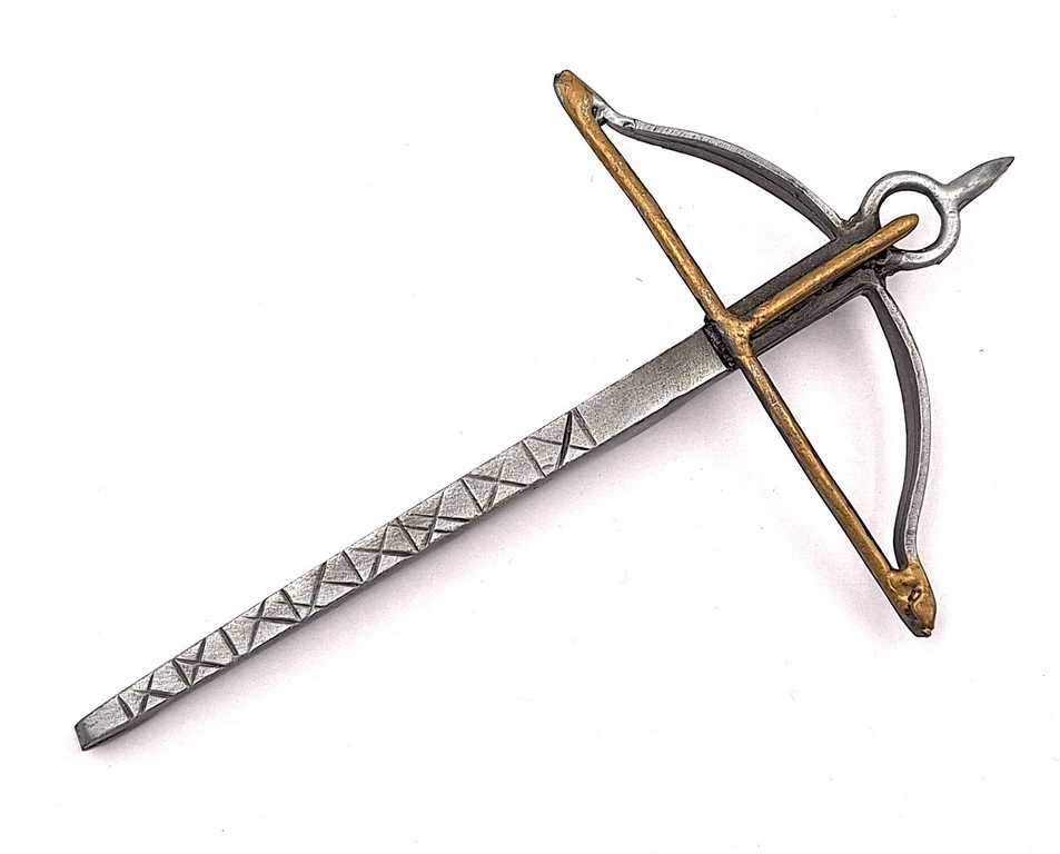 Mică replică metalică de arbaletă cu posibilitate de personalizare prin gravură – decorațiune argintie și aurie cu dimensiuni de 14cm x 8,5cm
