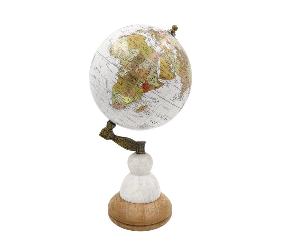 Glob decorativ Voyager pe bază din marmură și lemn, cu opțiune de personalizare prin gravură – cadou elegant pentru iubitorii de călătorii, înălțime 32 cm, diametru 15,5 cm, hartă albă cu continente colorate