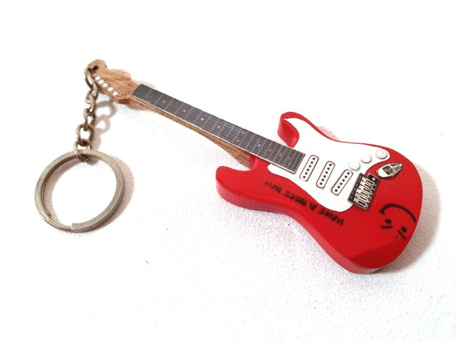 Breloc pentru chei în formă de chitară - Brian Adams - Have a Nice Day - din lemn și metal, cu posibilitate de personalizare prin gravură - cadou ideal pentru un fan al muzicii și chitarist - dimensiuni 6x11x0,5 cm