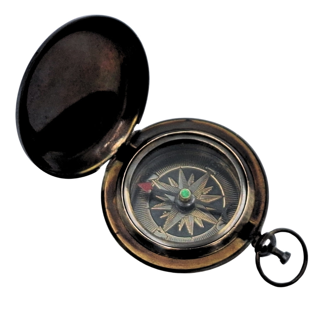 Busolă turistică retro din alamă, cu finisaj antic și posibilitate de gravare – cadou ideal pentru călători și iubitori ai naturii – dimensiuni 6 x 5 x 1,75 cm, se închide cu capac care protejează sticla