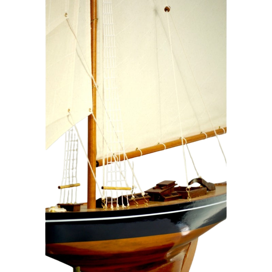 Model jachtu Columbia z ożaglowaniem gaflowym, wysokość 104 cm, drewniany, z możliwością personalizacji grawerem