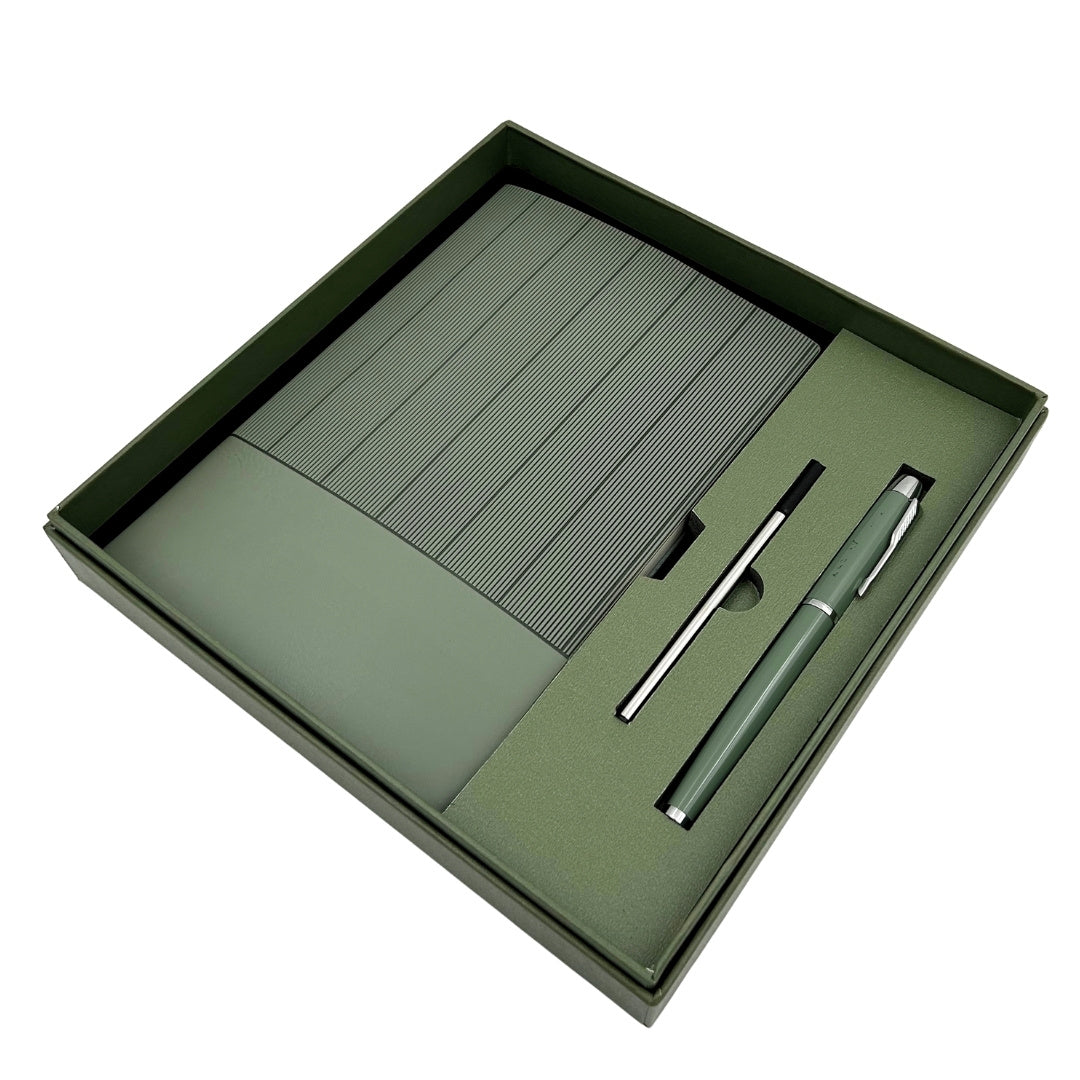 Set cadou elegant cu gravură personalizată - agendă A5 din piele verde măsliniu, cu stilou și rezervă suplimentară, în cutie cadou estetică