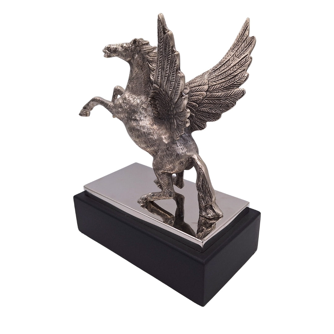 Figurină decorativă Pegas din aluminiu pe bază din oțel și lemn, gravură personalizată, cadou elegant pentru iubitorii mitologiei grecești, înălțime 36 cm, culoare argintie cu bază neagră