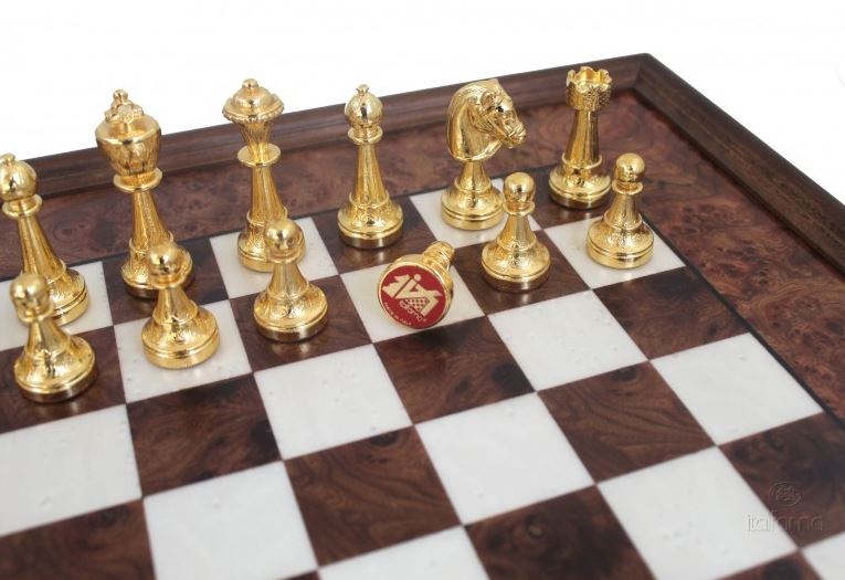 Șah exclusiv Italfama din metal placat cu aur 53x53 cm cu posibilitate de personalizare prin gravură