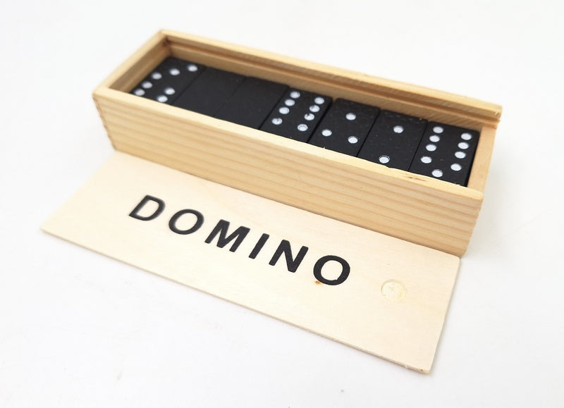 Domino w pudełku drewnianym z możliwością personalizacji grawerem - idealny prezent dla miłośników gier planszowych, 28 plastikowych kostek, wymiary pudełka 5 x 15 x 3,5 cm, materiał: drewno i plastik