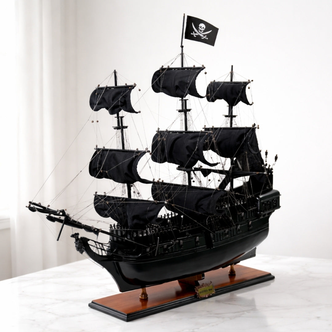 Model de corabie pirat Perla Neagră BP80R cu posibilitate de personalizare prin gravură, lungime 89 cm, cadou exclusivist pentru orice ocazie, meșteșug artistic, bază din lemn
