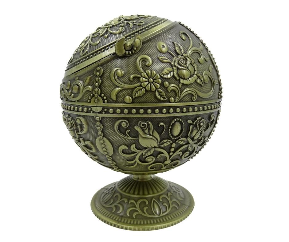 Scrumieră metalică elegantă, în formă de sferă, cu gravură