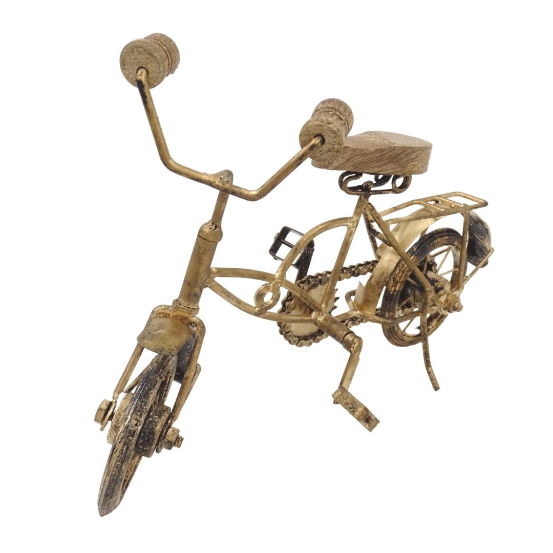 Figurină bicicletă veche cu gravură - decorațiune din metal și lemn cu dimensiunile 30 x 20 x 10 cm