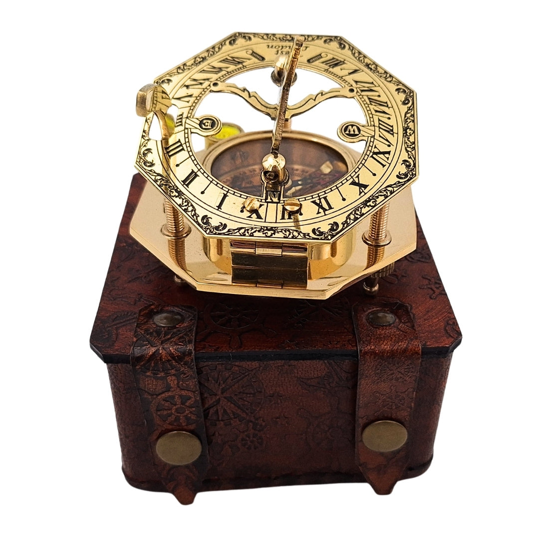 Busolă din alamă în cutie elegantă din piele, cu posibilitate de gravare – cadou retro vintage pentru călător sau navigator - înălțime 8 cm, design elegant din alamă