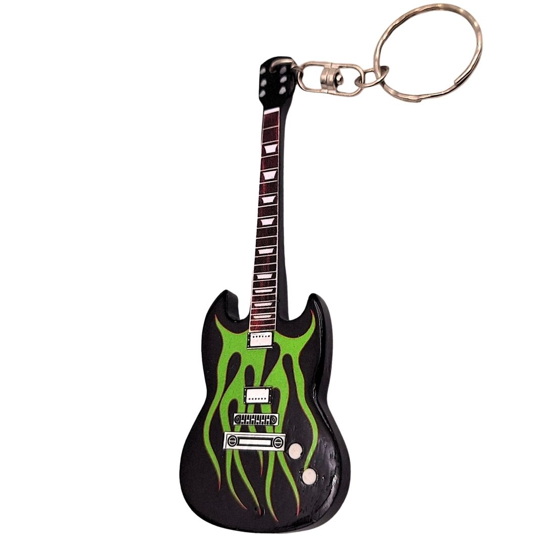 Breloc din lemn chitară Metallica Grynch, cu posibilitate de personalizare prin gravură - cadou ideal pentru fanii lui James Hetfield, realizat din mahon, culori: negru, verde, maro, dimensiuni 6 x 10 x 0,5 cm