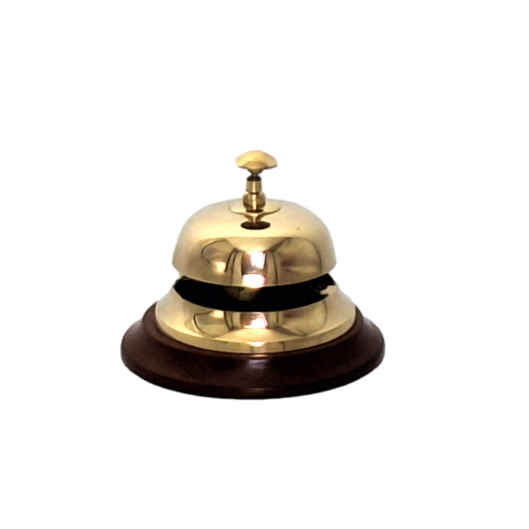 Gong hotelier din alamă pe bază din lemn TB27/4, cu posibilitate de personalizare prin gravură, cadou elegant în culorile auriu și maro, înălțime 11 cm, diametru 12 cm