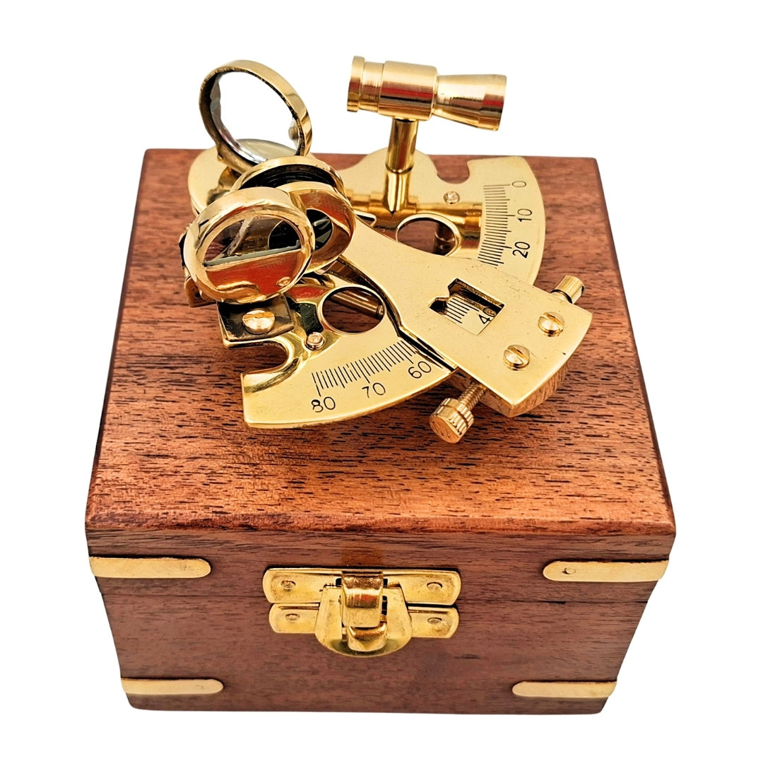 Sextant din alamă în cutie din lemn, cu posibilitate de gravare – cadou elegant pentru navigatori și marinari, 7x7x4 cm, alamă și sticlă de înaltă calitate