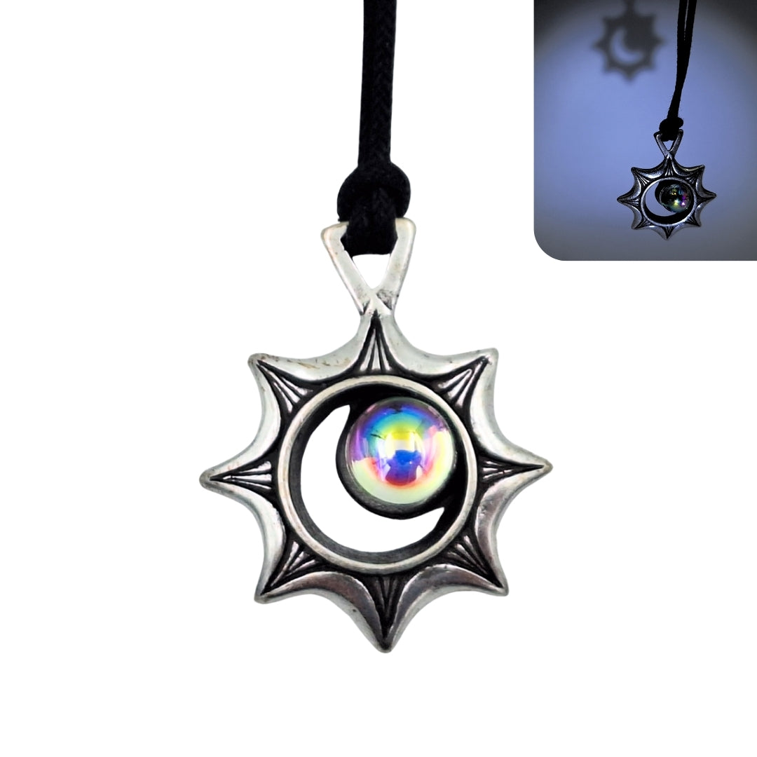Colier Eclipsă de Soare cu gravură – Iluzie optică cu cristal ceh, cadou personalizat pentru călători, zamac de înaltă calitate, lungime reglabilă 45-62 cm