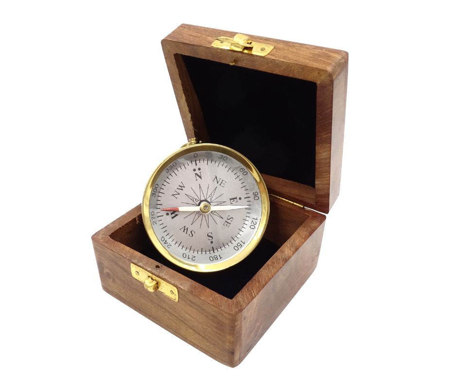 Busolă din alamă în cutie din lemn, cu posibilitate de personalizare prin gravură - cadou elegant pentru iubitorii de tematică marină, diametru 7,5 cm, înălțime 1,5 cm