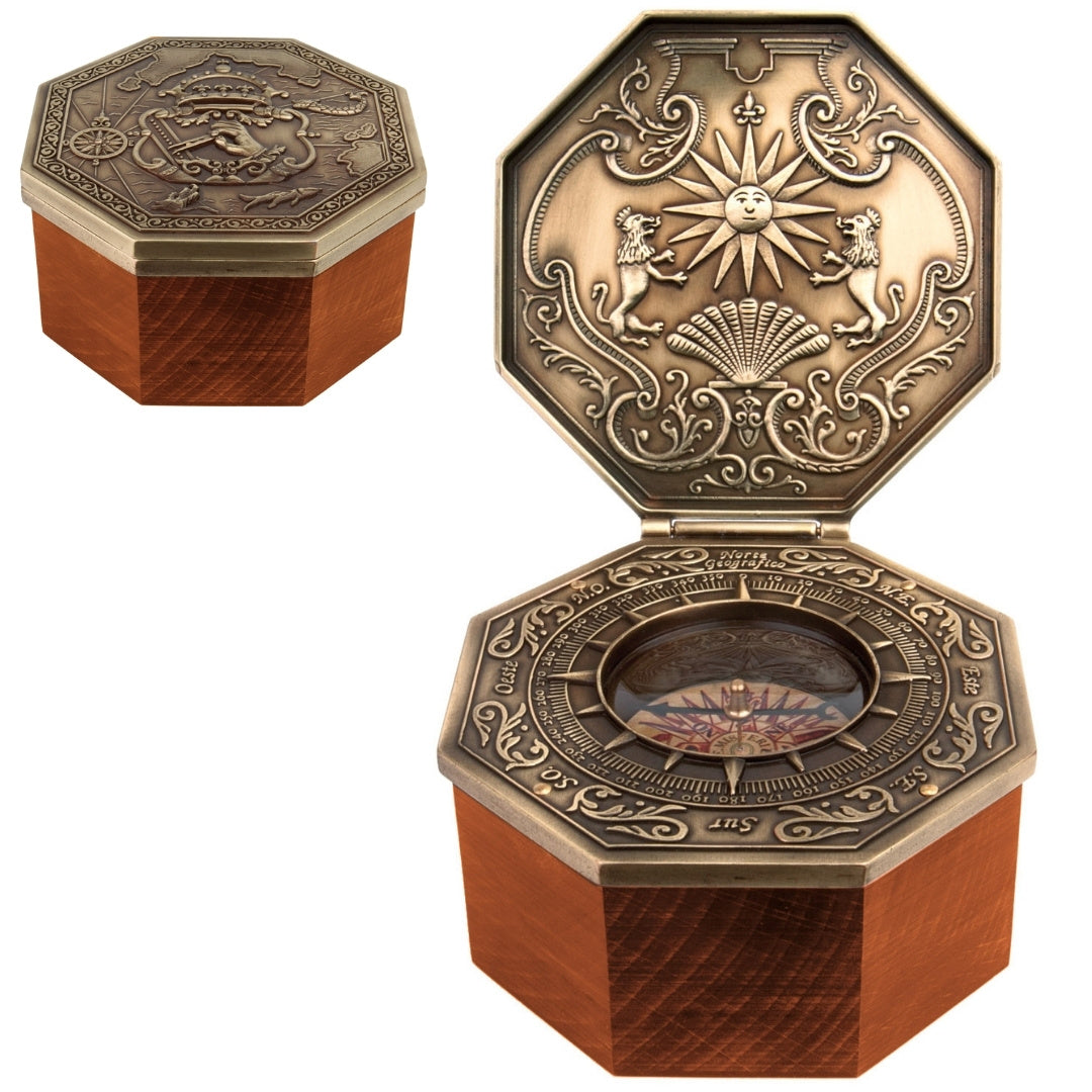 Compas magnetic Cardan exclusivist cu gravură - replică pentru cadou marinăresc, înălțime 5,8 cm, lemn de fag și stejar, alamă, stil renascentist