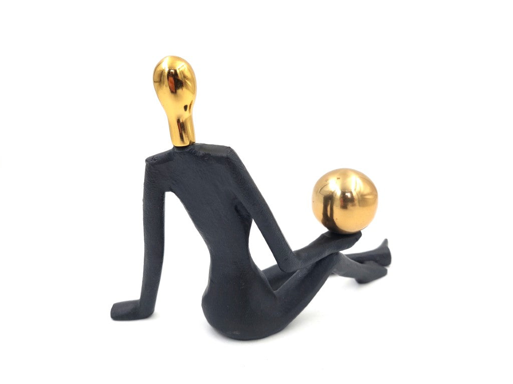 Figurină decorativă Femeie gimnastă cu minge, gravură personalizată, înălțime 15cm, neagră și aurie, cadou ideal pentru orice ocazie