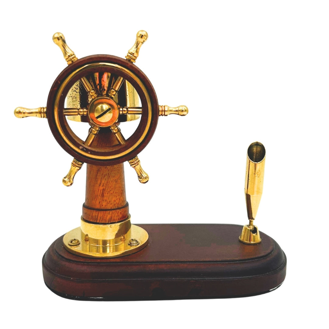 Set elegant de birou cu timonă și busolă, cu suport pentru pix – lemn, alamă – personalizare prin gravură – cadou ideal pentru un marinar – înălțime 14,5 cm