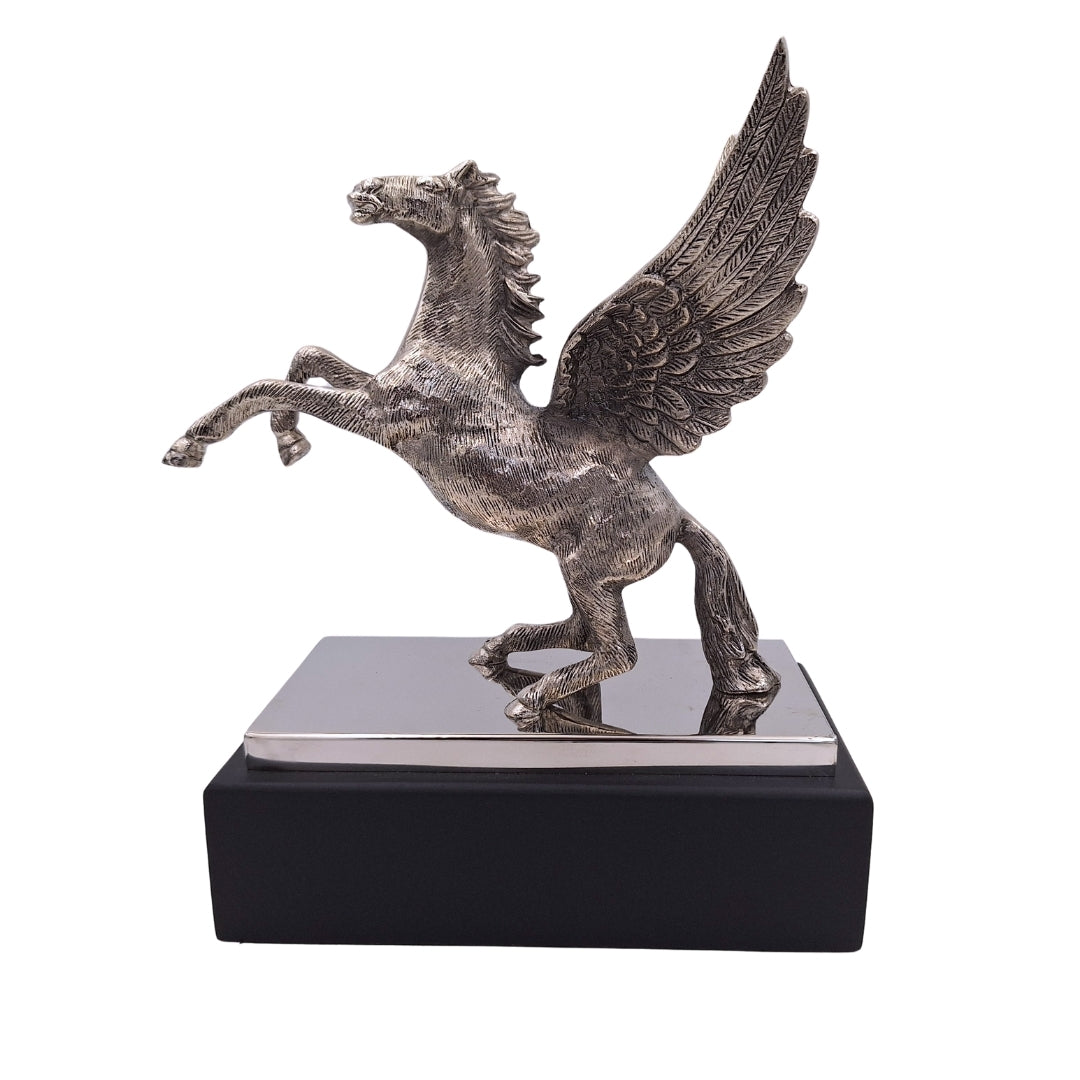 Figurină decorativă Pegas din aluminiu pe bază din oțel și lemn, gravură personalizată, cadou elegant pentru iubitorii mitologiei grecești, înălțime 36 cm, culoare argintie cu bază neagră