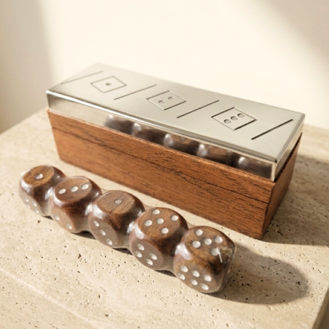 Joc de zaruri cu gravură personalizată în cutie din lemn cu capac metalic, ideal ca dar – G1117, 12.5x4.5x4.5 cm