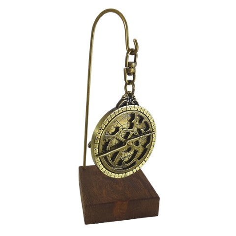 Astrolab miniatural H81 pe bază din lemn, cu posibilitate de personalizare prin gravură - element decorativ elegant, cadou pentru pasionații de astronomie, înălțime 13 cm, diametru 4,5 cm, execuție deosebită cu atenție la detalii