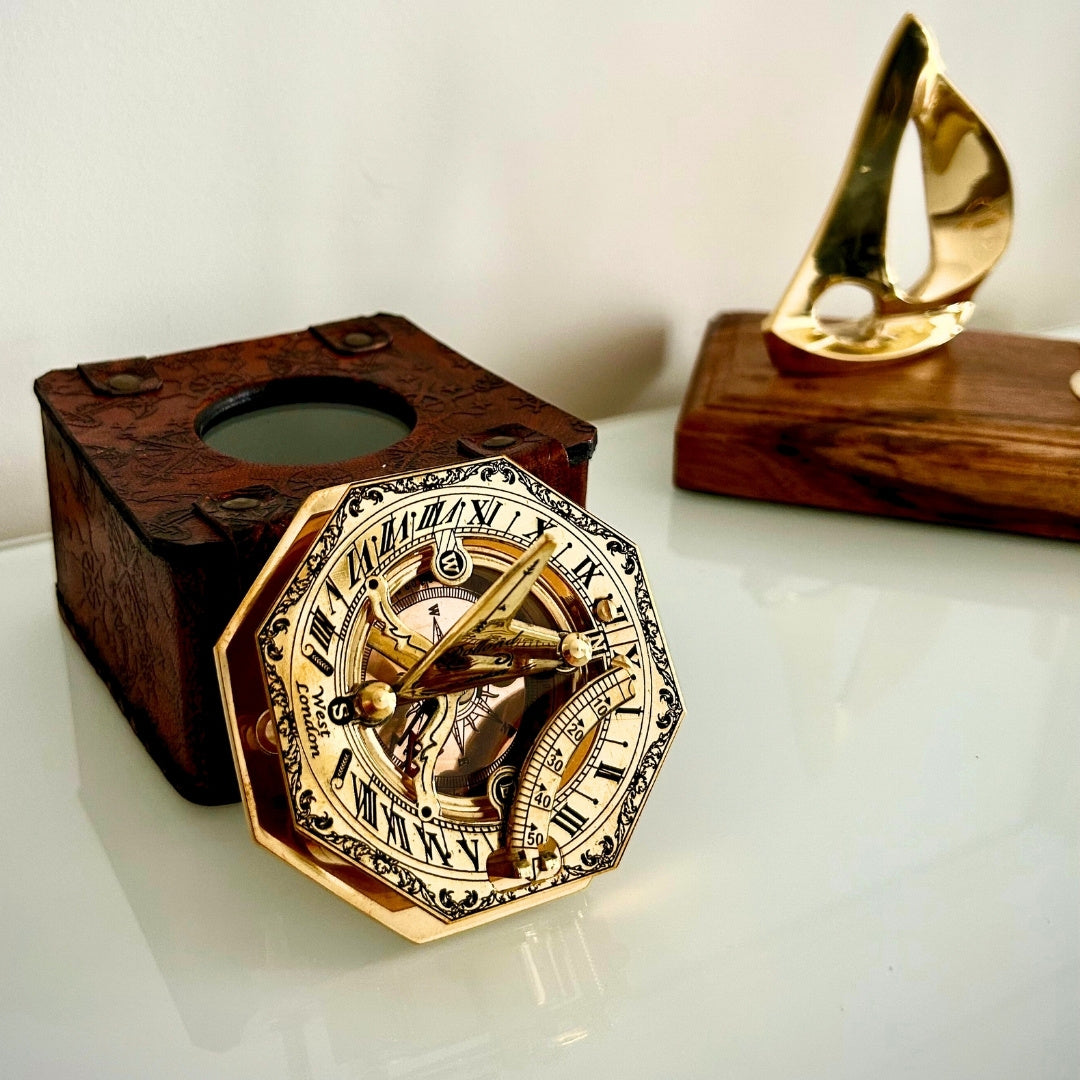 Busolă din alamă în cutie elegantă din piele, cu posibilitate de gravare – cadou retro vintage pentru călător sau navigator - înălțime 8 cm, design elegant din alamă