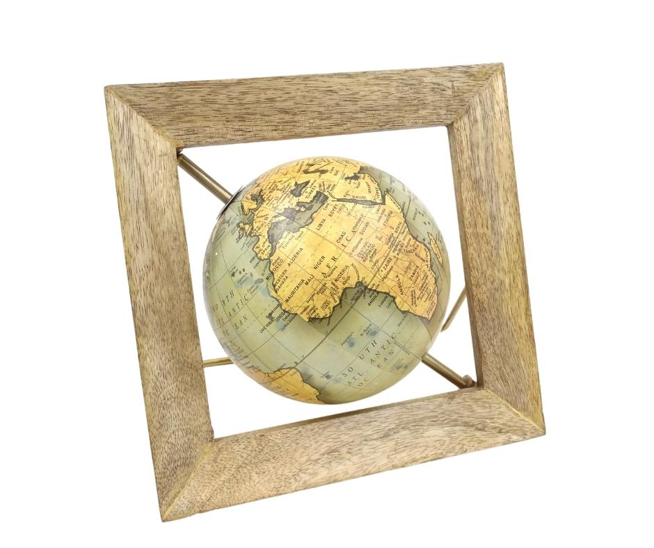 Glob decorativ GLB-40 în ramă din lemn, cu posibilitate de personalizare prin gravură, hartă albastru-galbenă, diametru 15 cm