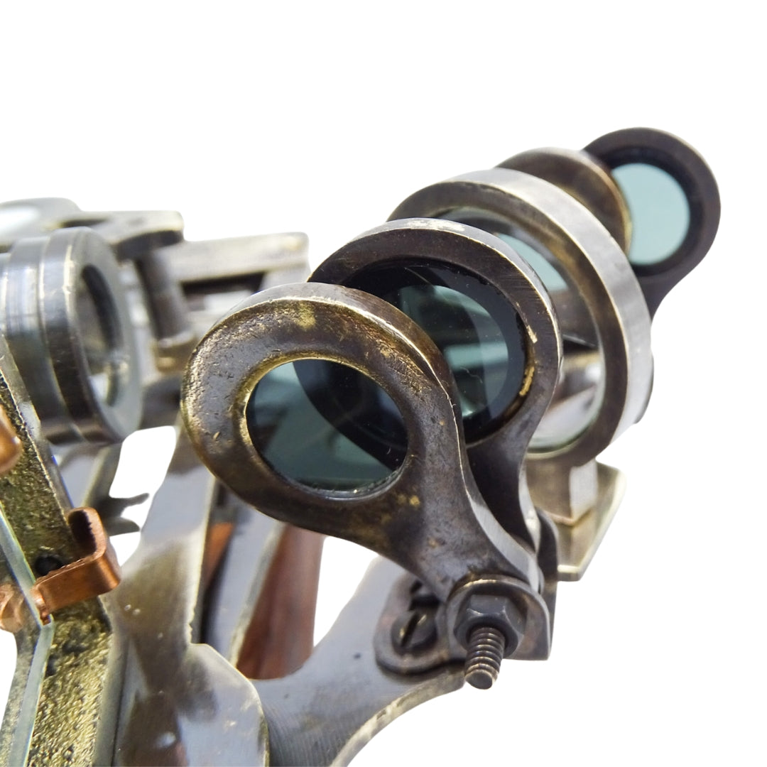 Sextant din alamă cu gravură în cutie din piele - replică din 1917, ideal ca dar pentru marinari și astronomi, dimensiuni 13x12x6 cm, antic, material: alamă și sticlă