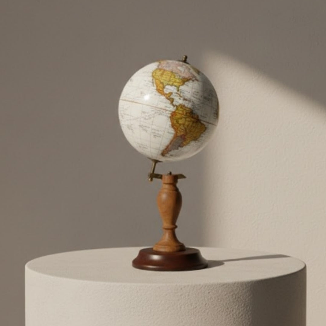 Elegancki globus ozdobny na drewnianej podstawie z możliwością personalizacji grawerem, 27 cm, ciemny brąz, idealny na prezent