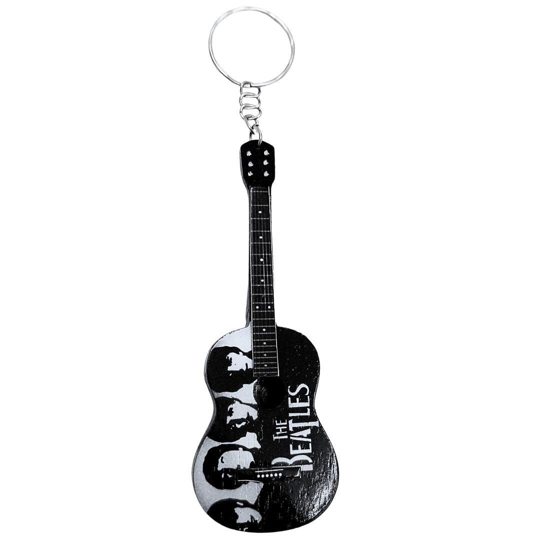 Breloc chitară The Beatles EGK-0894, cu posibilitate de personalizare prin gravură, din lemn în culorile alb, negru și maro, ideal ca dar pentru un fan al muzicii și chitarist