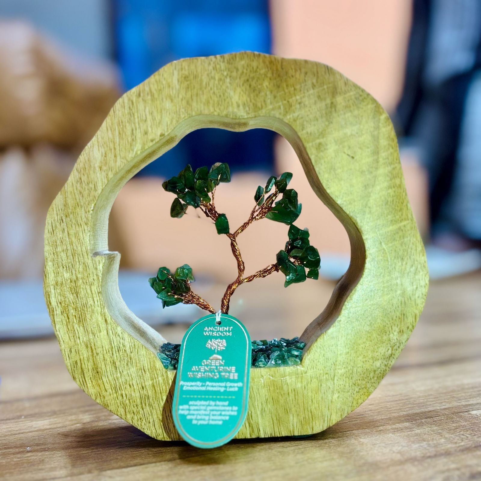 Grădină cu copac din aventurin verde într-un cerc din lemn de mango - Artizanat cu 60 de pietre chipstone - Ideală pentru cadou - Dimensiuni 17,5x17x4 cm, greutate 350 g